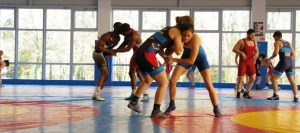 Lutteurs dans la salle